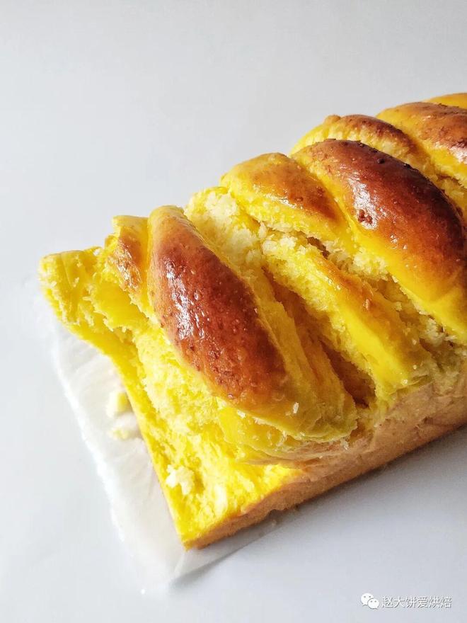 蓉吐司简单又好看的整形手法分享给你。K8凯发天生赢家松软香甜的金黄南瓜椰(图1)