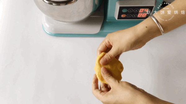 蓉吐司简单又好看的整形手法分享给你。K8凯发天生赢家松软香甜的金黄南瓜椰(图3) 蓉吐司简单又好看的整形手法分享给你。K8凯发天生赢家松软香甜的金黄南瓜椰(图3)